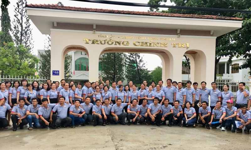 Tập thể Lớp Trung cấp Lý luận chính trị - hành chính Khối Doanh nghiệp năm 2018  chụp ảnh lưu niệm tại Trường Chính trị tỉnh Ninh Thuận.