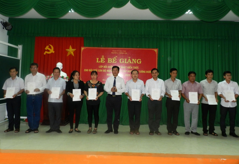 Đồng chí Dương Văn Chăm, Phó Hiệu trưởng Trường Chính trị trao giấy chứng nhận hoàn thành khóa học cho học viên.