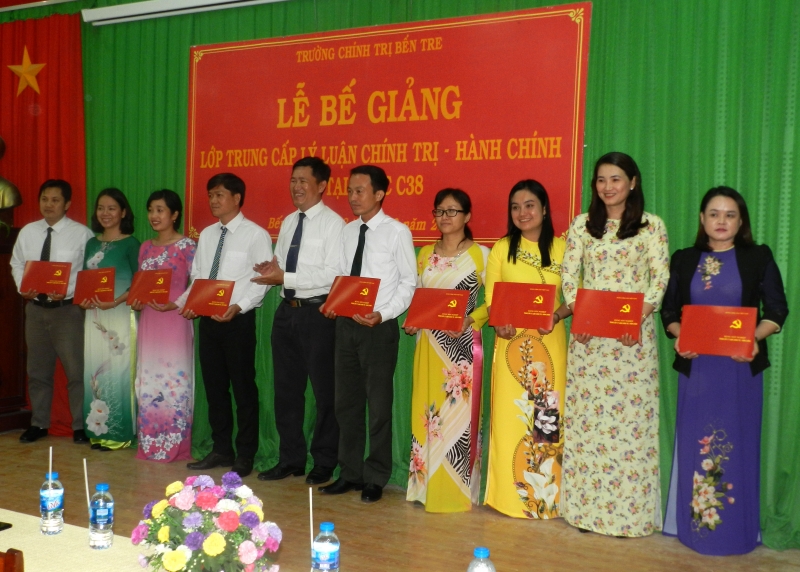Đồng chí Dương Văn Chăm, Phó Hiệu trưởng trao bằng tốt nghiệp Trung cấp lý luận chính trị - hành chính cho học viên.