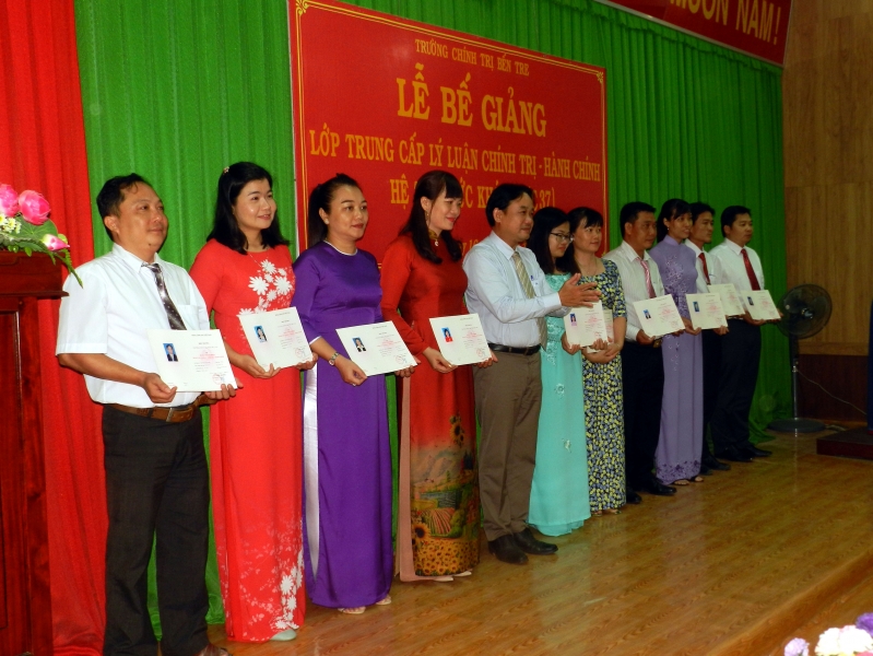 Đồng chí Dương Quốc Hoàng, Phó Hiệu trưởng trao bằng tốt nghiệp Trung cấp lý luận chính trị - hành chính cho học viên.