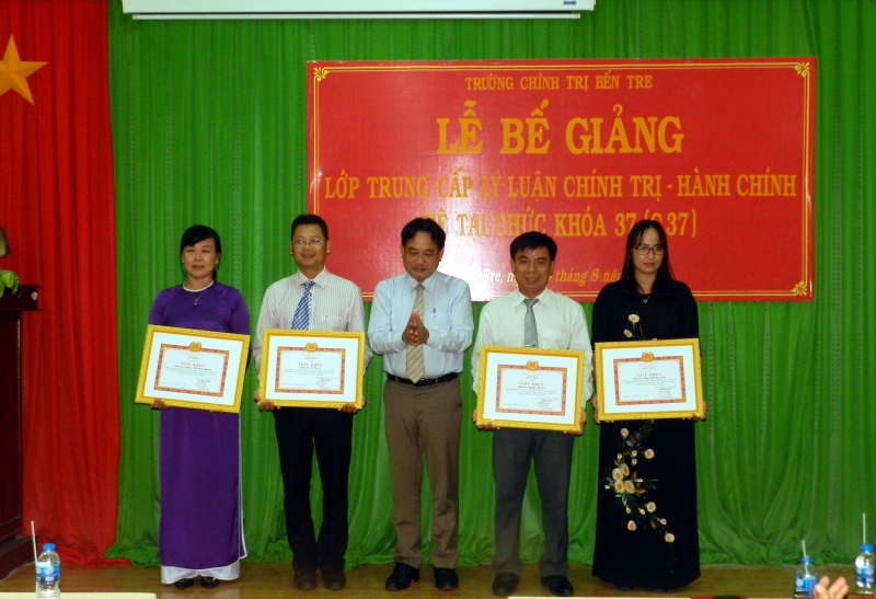 Đồng chí Dương Quốc Hoàng, Phó Hiệu trưởng trao giấy khen cho học viên tiêu biểu trong học tập và rèn luyện.