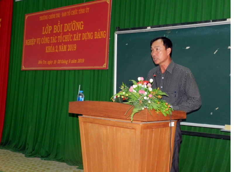 Đồng chí Trần Văn Thiêm, Phó Trưởng Ban Tổ chức Tỉnh ủy phát biểu tại lễ tổng kết, bế giảng lớp Bồi dưỡng.