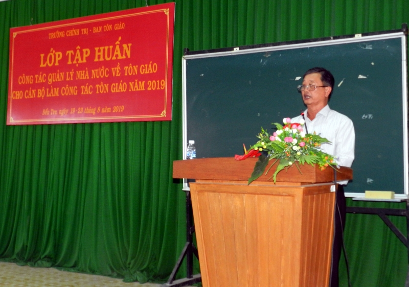 Đồng chí Đào Văn Tụ, Phó Giám đốc Sở Nội vụ, Trưởng Ban Tôn giáo phát biểu tại buổi tổng kết, bế giảng Lớp Bồi dưỡng.