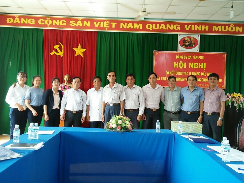 Đoàn nghiên cứu thực tế chụp ảnh lưu niệm cùng với cán bộ xã Tân Phú.