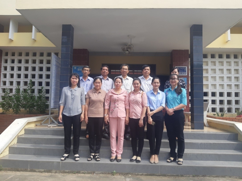 Đoàn giảng viên Trường Chính trị và cán bộ xã Long Thới, huyện Chợ Lách