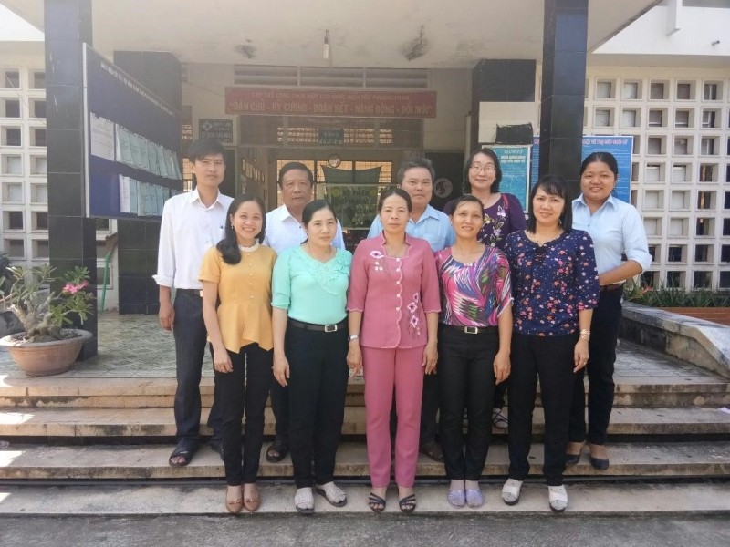 Đoàn nghiên cứu thực tế chụp ảnh lưu niệm cùng với cán bộ xã Hưng Lễ.