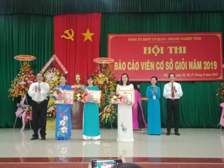 Các thí sinh đạt giải ba nhận hoa và giấy khen từ Ban Tổ chức Hội thi.