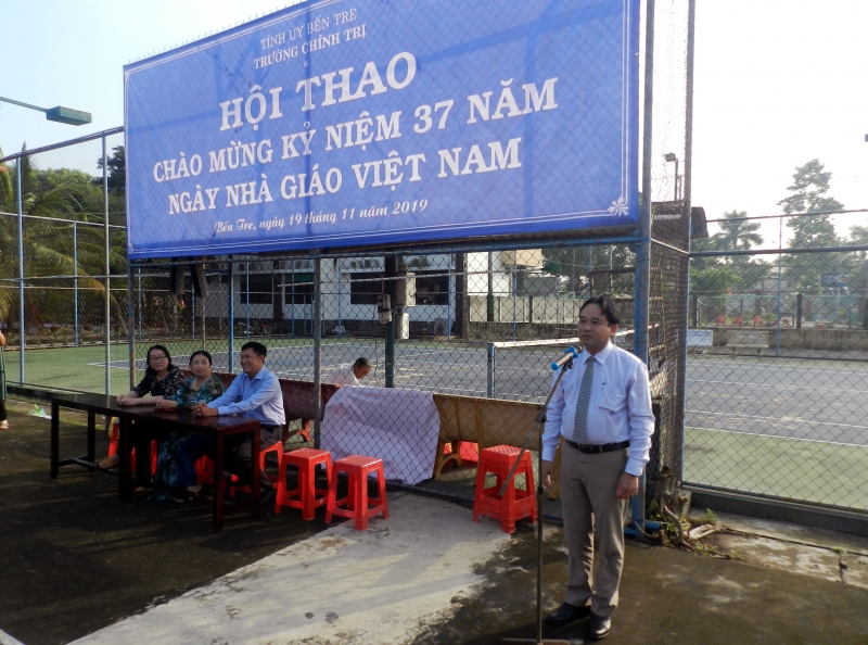 Đồng chí Dương Quốc Hoàng, Phó Hiệu trưởng,Trưởng Ban Tổ chức Hội thao phát biểu khai mạc.