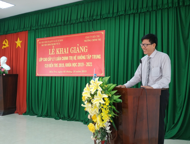 Tiến sĩ Phan Công Khanh, Phó Giám đốc Học viện Chính trị Khu vực II, phát biểu khai giảng lớp học.
