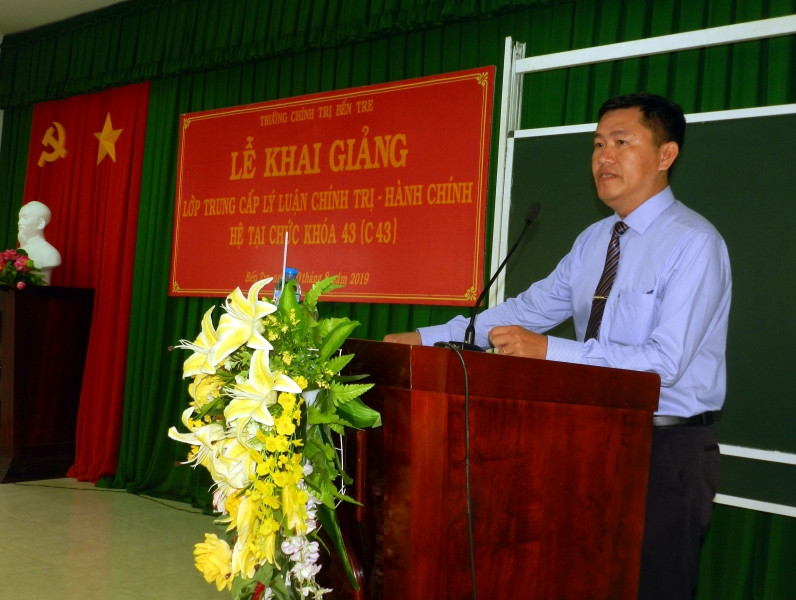 ThS. Dương Văn Chăm, Phó Hiệu trưởng phát biểu khai giảng Lớp Trung cấp Lý luận chính trị - hành chính hệ tại chức khóa 43.