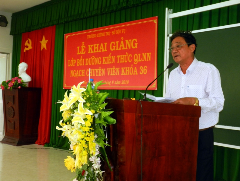 Đồng chí Nguyễn Văn Bằng, Phó Giám đốc Sở Nội vụ phát biểu khai giảng lớp học.