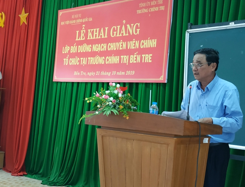 Đồng chí Nguyễn Văn Bằng, Phó Giám đốc Sở Nội vụ phát biểu khai giảng.