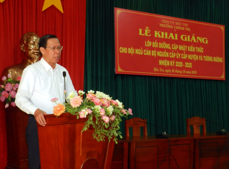 Đồng chí Phan Văn Mãi, UVBCH Trung ương Đảng, Bí thư Tỉnh ủy phát biểu tại Lễ khai giảng.
