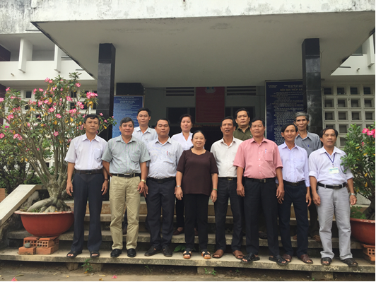 Đoàn NCTT chụp ảnh lưu niệm cùng lãnh đạo địa phương.