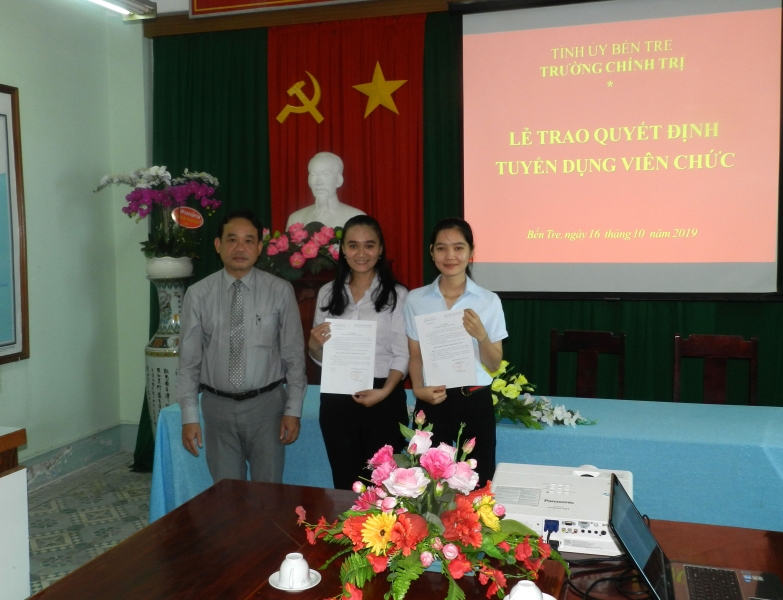 Đồng chí Dương Quốc Hoàng, Phó Hiệu trưởng trao quyết định tuyển dụng viên chức.