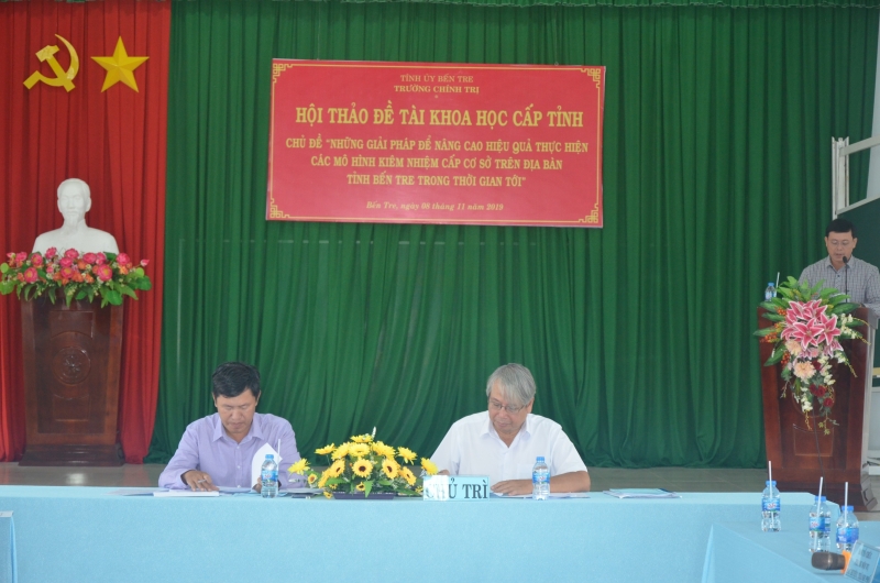Đồng chí Cao Văn Dũng, UVBTV Tỉnh ủy, Trưởng ban Ban Tuyên giáo Tỉnh ủy, Hiệu trưởng Trường Chính trị và đồng chí Dương Văn Chăm, Phó Hiệu trưởng cùng chủ trì hội thảo.