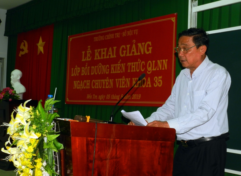 Đồng chí Nguyễn Văn Bằng, Phó Giám đốc Sở Nội vụ phát biểu khai giảng lớp học.