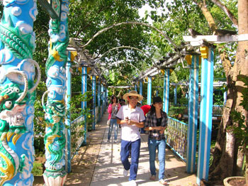 Du khách đến cồn Phụng