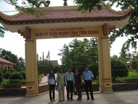 Thầy Trần Trung Dung, Phó Hiệu trưởng trường cùng Khoa Xây dựng Đảng đi tham quan khu di tích lịch sử Nam Kỳ Khởi nghĩa tỉnh Tiền Giang
