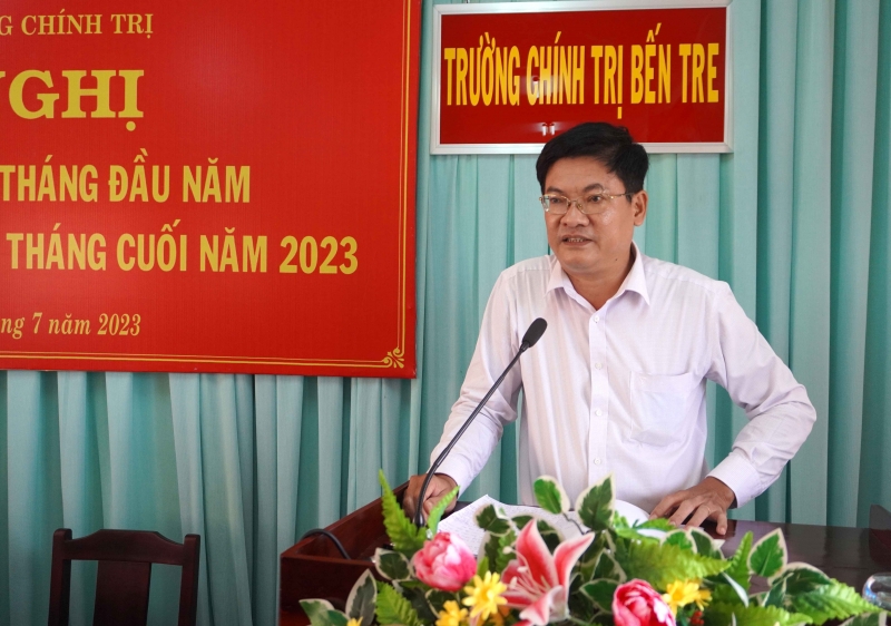 Đồng chí Phạm Hữu Dự, Phó Bí thư Thường trực Đảng ủy Khối CQ – DN tỉnh phát biểu tại hội nghị