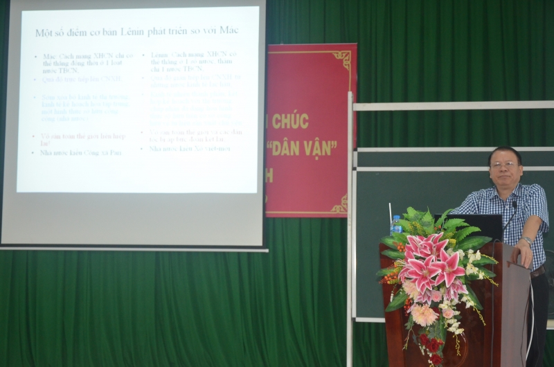 GS,TS. Trần Văn Phòng, Viện trưởng Viện Triết học, Học viện Chính trị quốc gia Hồ Chí Minh báo cáo chuyên đề.