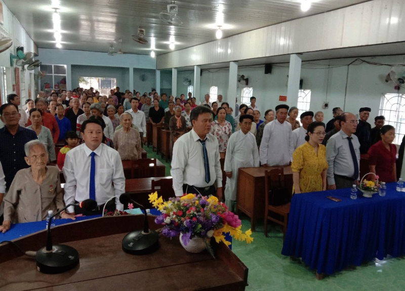 Đ/c Nguyễn Trúc Hạnh, Tỉnh ủy viên, Hiệu trưởng Trường Chính trị  cùng lãnh đạo xã Tân Xuân, thương binh, thân nhân liệt sĩ, các chức sắc tôn giáo   thực hiện nghi thức mặc niệm tưởng nhớ, tri ân các anh hùng liệt sĩ.