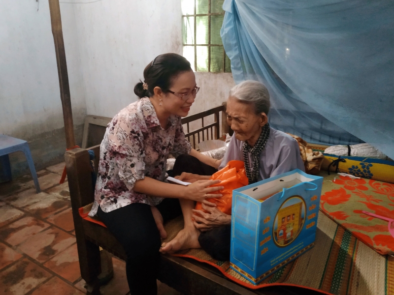 Đồng chí Nguyễn Trúc Hạnh, Tỉnh ủy viên, Hiệu trưởng  ân cần, thăm hỏi, động viên mẹ Việt Nam Anh hùng Lê Thị Măng.
