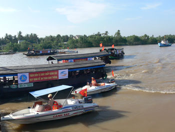 diễu hành trên sông