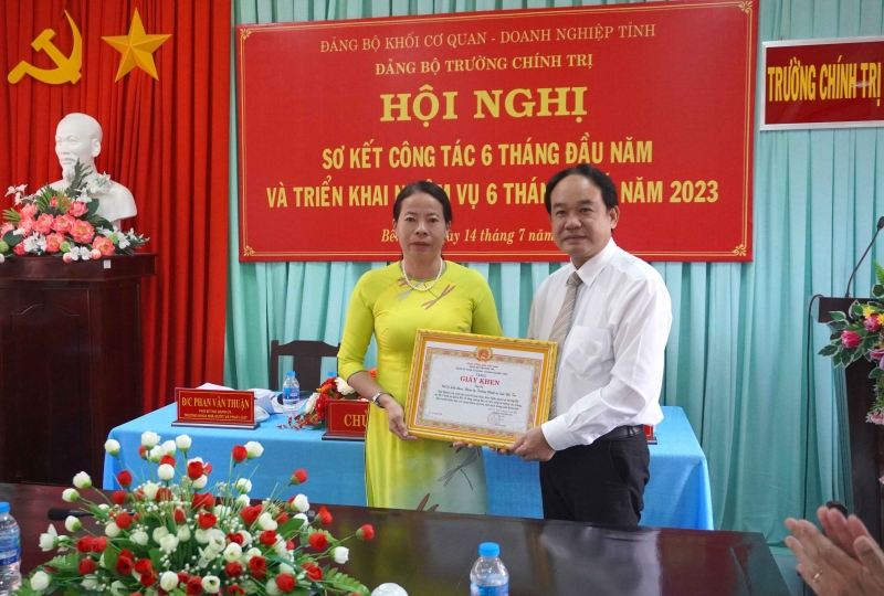 Đồng chí Dương Quốc Hoàng, Bí thư Đảng ủy, Phó Hiệu trưởng trao giấy khen cho tập thể Chi bộ Liên khoa đạt thành tích xuất sắc qua 05 năm thực hiện Nghị quyết số 35-NQ/TW của Bộ Chính trị khóa XII “về tăng cường bảo vệ nền tảng tư tưởng của Đảng, đấu tranh phản bác các quan điểm sai trái, thù địch trong tình hình mới”.