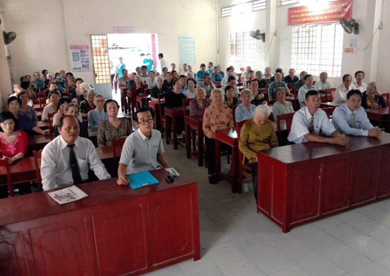 Đồng chí Dương Quốc Hoàng, Phó Hiệu trưởng  dự họp mặt kỷ niệm 72 năm Ngày Thương binh – Liệt sĩ tại xã Quới Thành.