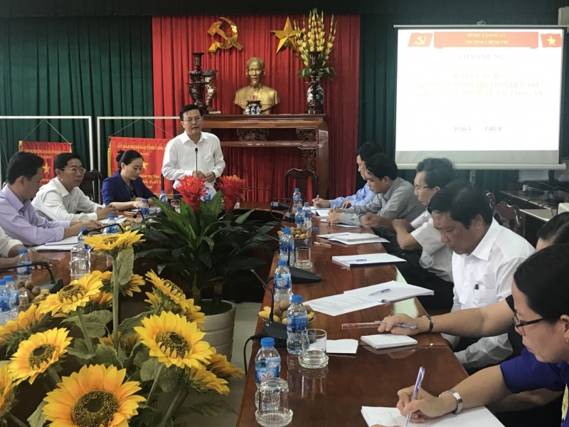Đồng chí Nguyễn Thanh Hải, UVBTVTU, Trưởng Ban Tổ chức Tỉnh ủy cùng Ban Giám hiệu Trường Chính trị tỉnh Long An trao đổi làm việc với Đoàn.