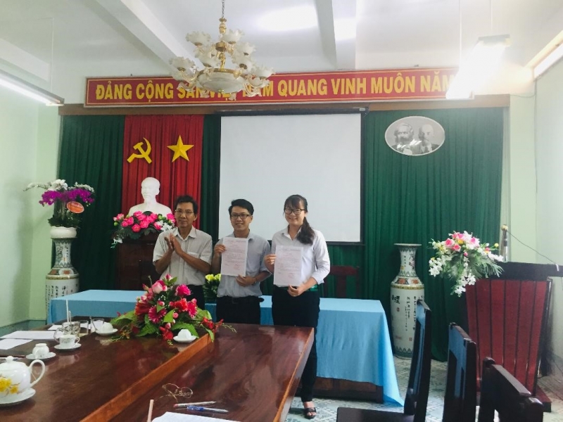 Đ/c Phan Văn Thuận, Bí thư Chi bộ Liên khoa trao quyết định cho hai đảng viên.