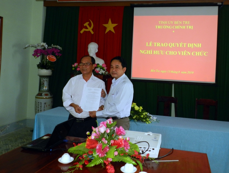 Đồng chí Dương Quốc Hoàng, Phó Hiệu trưởng trao quyết định nghỉ hưu cho viên chức.