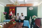 Chi bộ Liên khoa Trường Chính Trị Bến Tre thực hiện trao quyết định chuyển đảng chính thức cho đảng viên