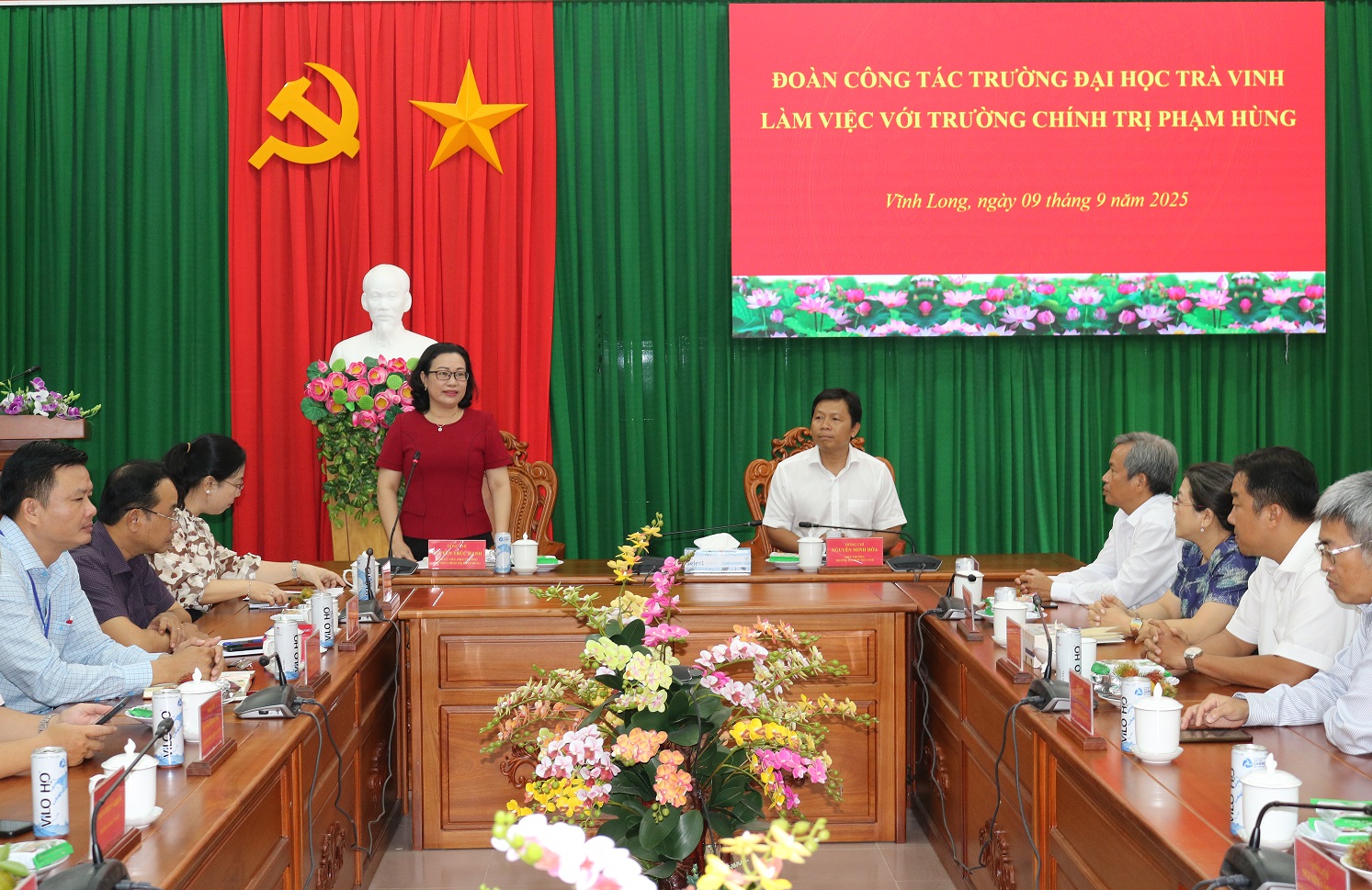 Đoàn công tác Trường Đại học Trà Vinh làm việc với  Trường Chính trị Phạm Hùng