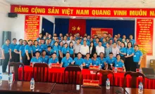 Đoàn nghiên cứu thực tế lớp TCLLCT - KTT Khóa 11 (Bình Minh) chụp ảnh lưu niệm.