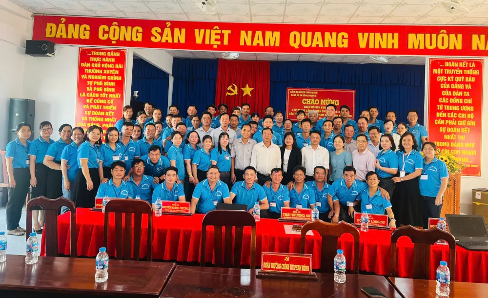 Đoàn nghiên cứu thực tế lớp TCLLCT - KTT Khóa 11 (Bình Minh) chụp ảnh lưu niệm.